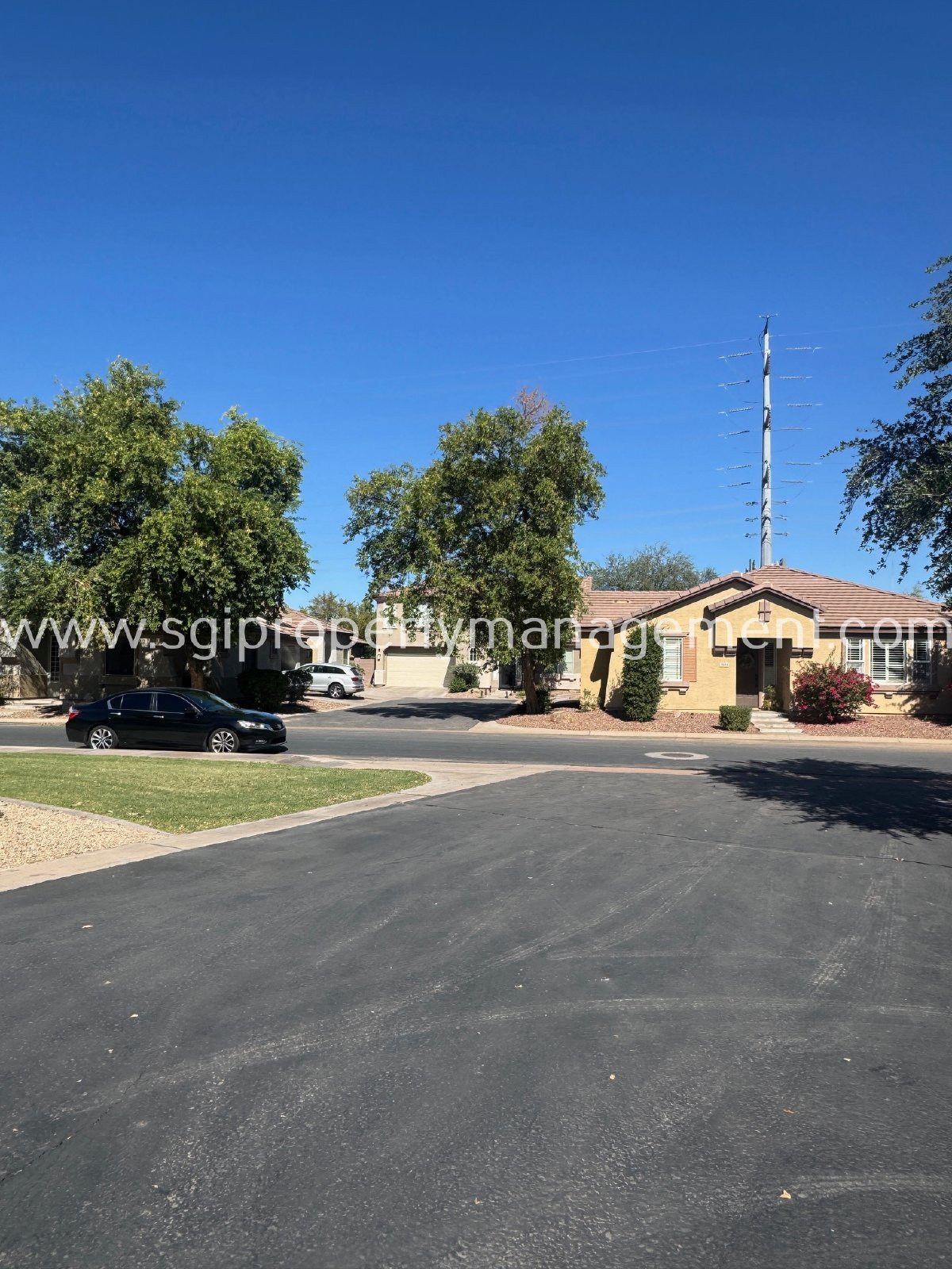 Beautiful 2 bedroom condo in gated community property image