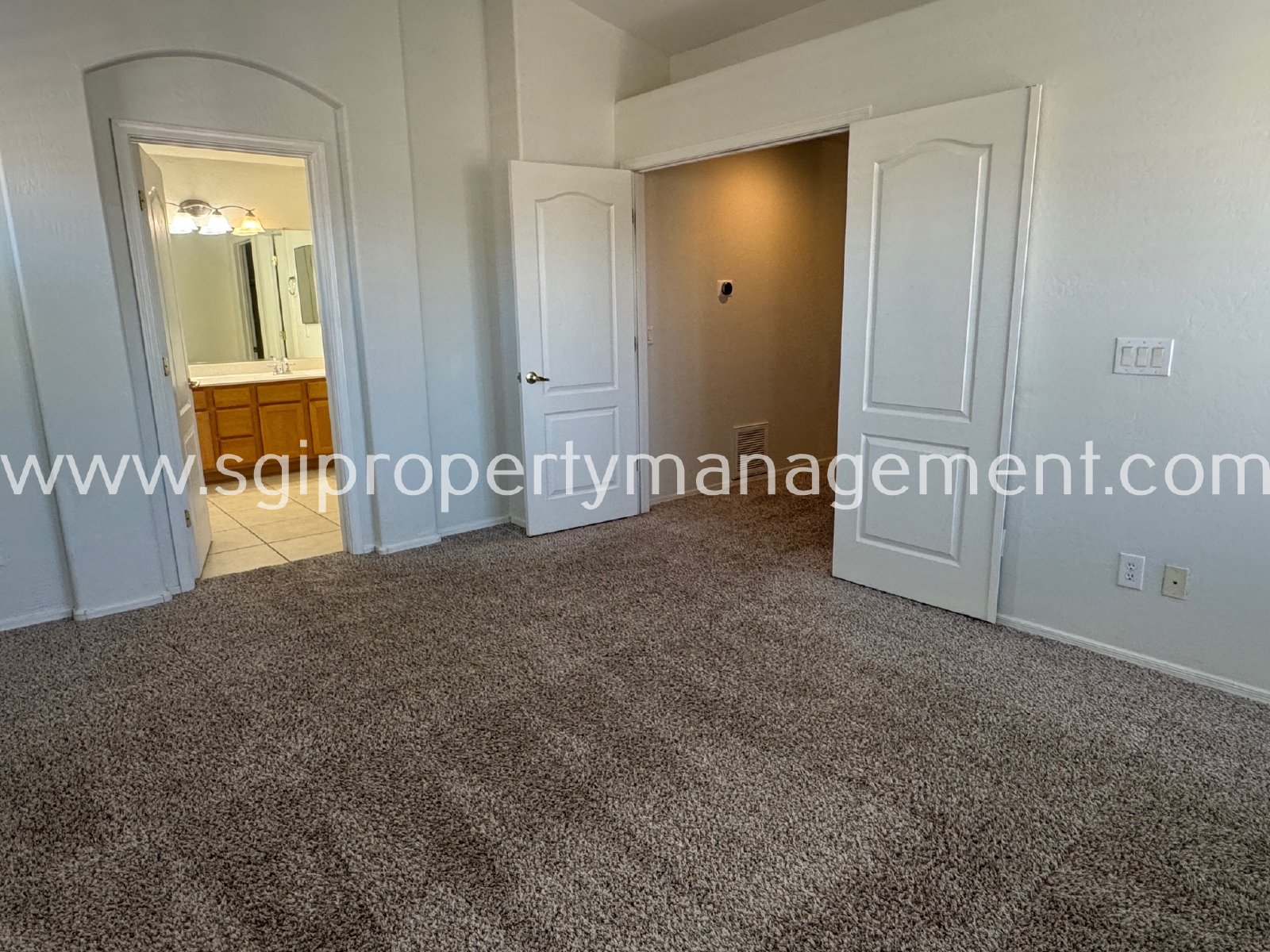 Beautiful 2 bedroom condo in gated community property image