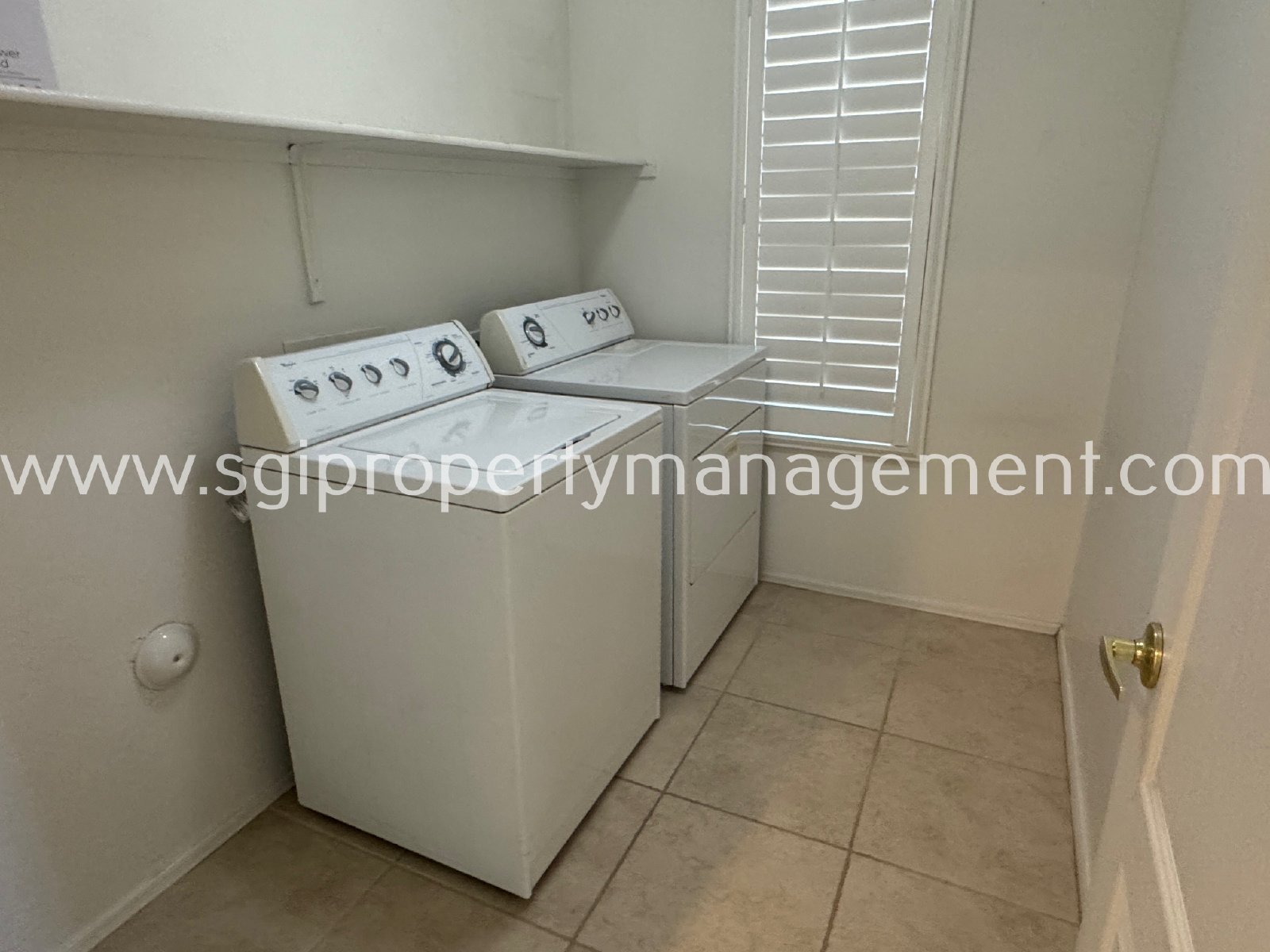 Beautiful 2 bedroom condo in gated community property image