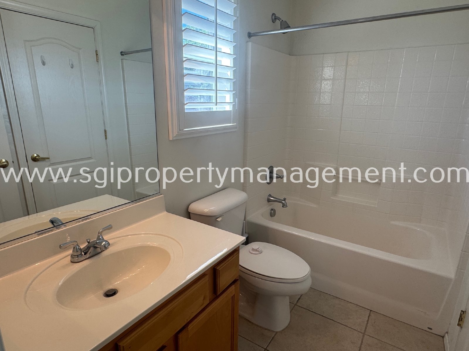 Beautiful 2 bedroom condo in gated community property image