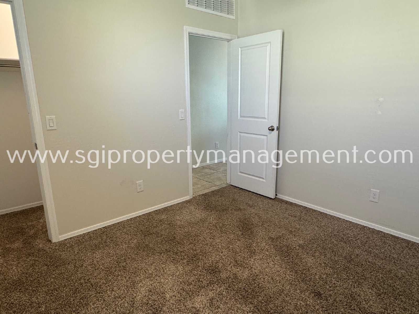 5 bedroom home with 3 car garage property image