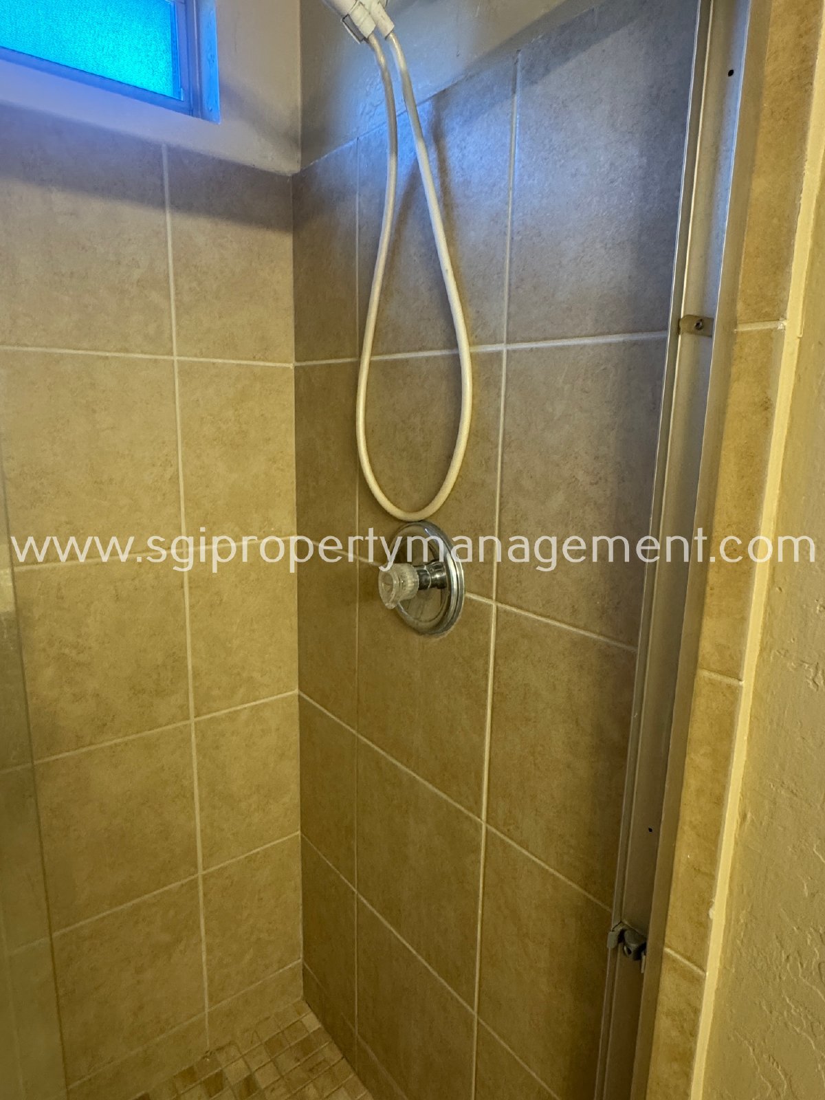 Spacious 5 bedroom home on corner lot property image