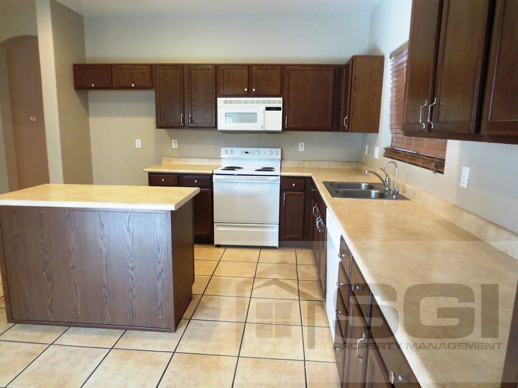 Spacious 5 bedroom home on corner lot property image