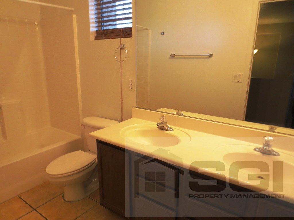 Spacious 5 bedroom home on corner lot property image