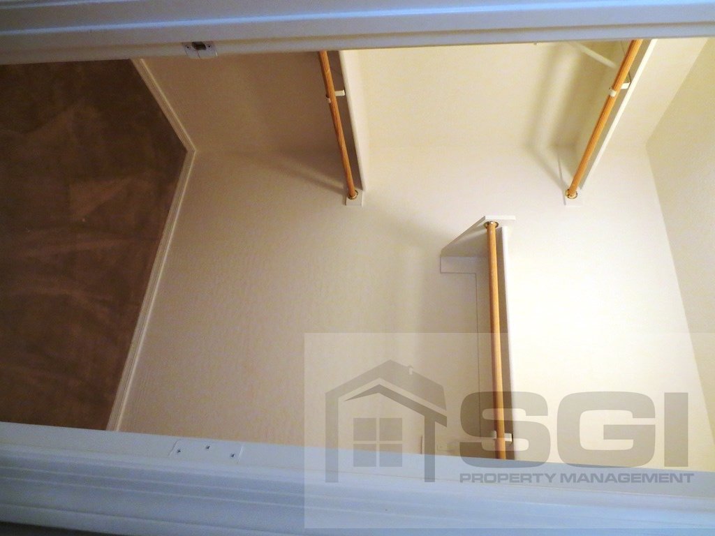 Spacious 5 bedroom home on corner lot property image