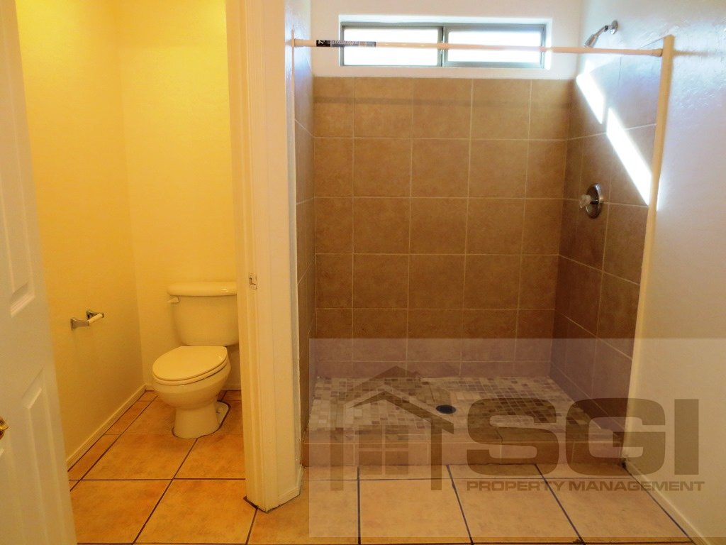 Spacious 5 bedroom home on corner lot property image