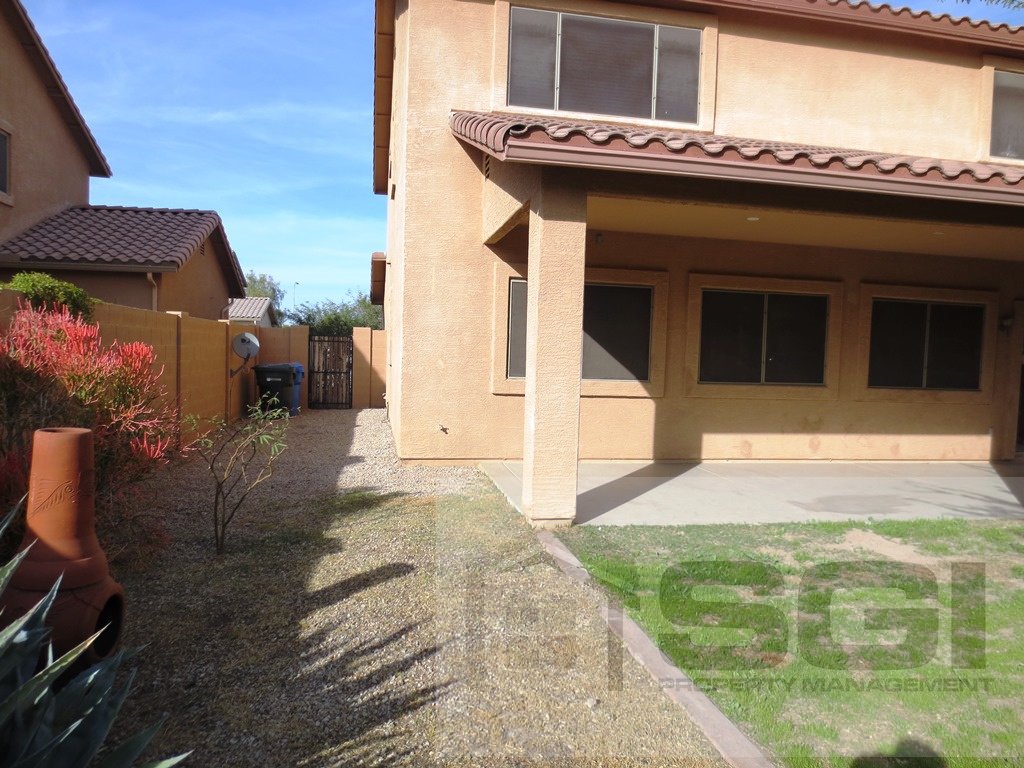 Spacious 5 bedroom home on corner lot property image