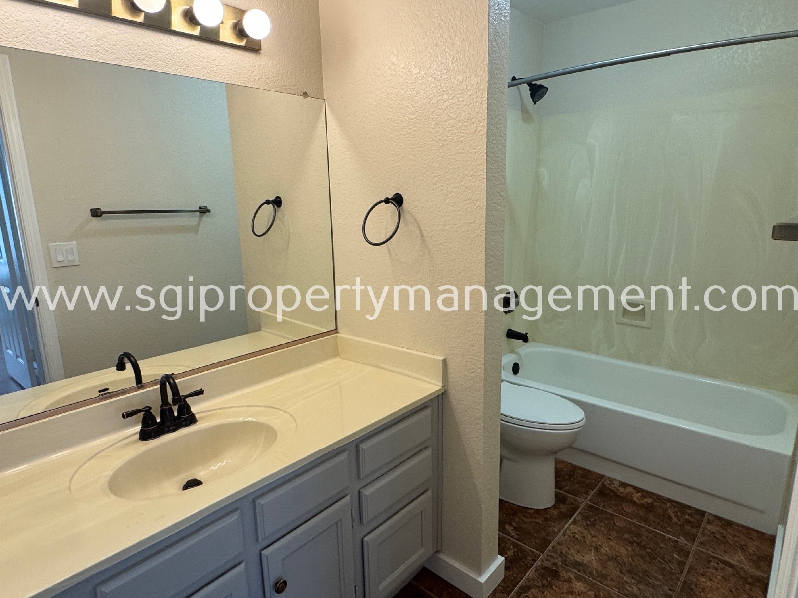 Charming Lakefront 3 bedroom, 2 bathroom home property image