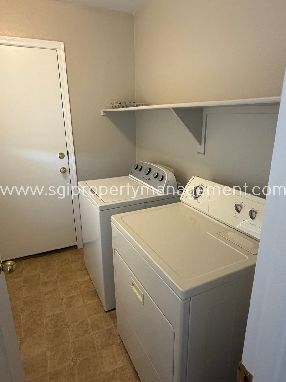 BEAUTIFUL 3 BEDROOM TOWNHOUSE AND COMMUNITY POOL! property image