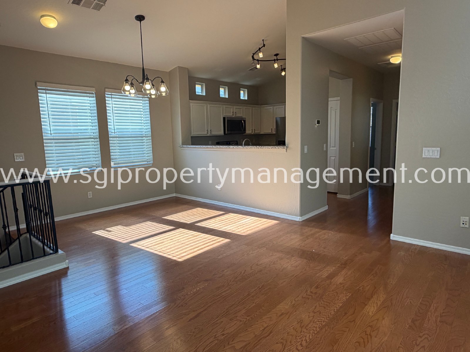 BEAUTIFUL 3 BEDROOM TOWNHOUSE AND COMMUNITY POOL! property image