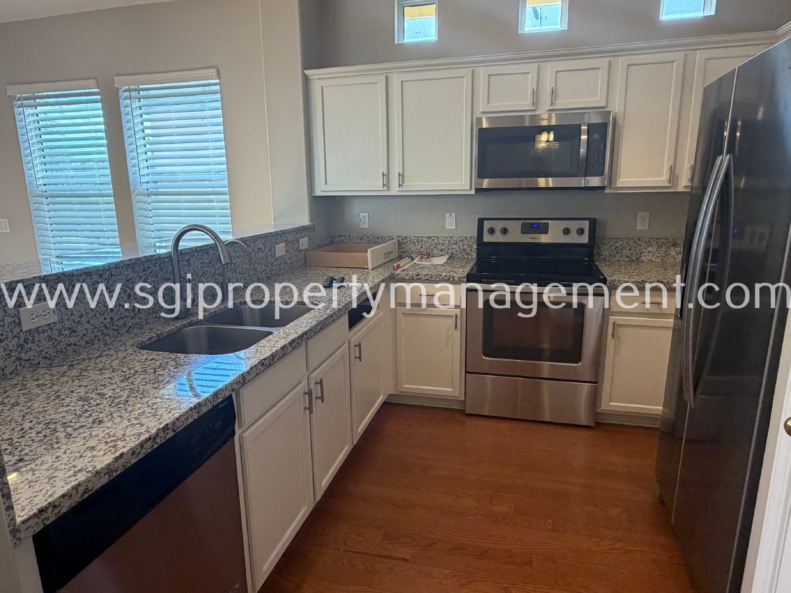 BEAUTIFUL 3 BEDROOM TOWNHOUSE AND COMMUNITY POOL! property image