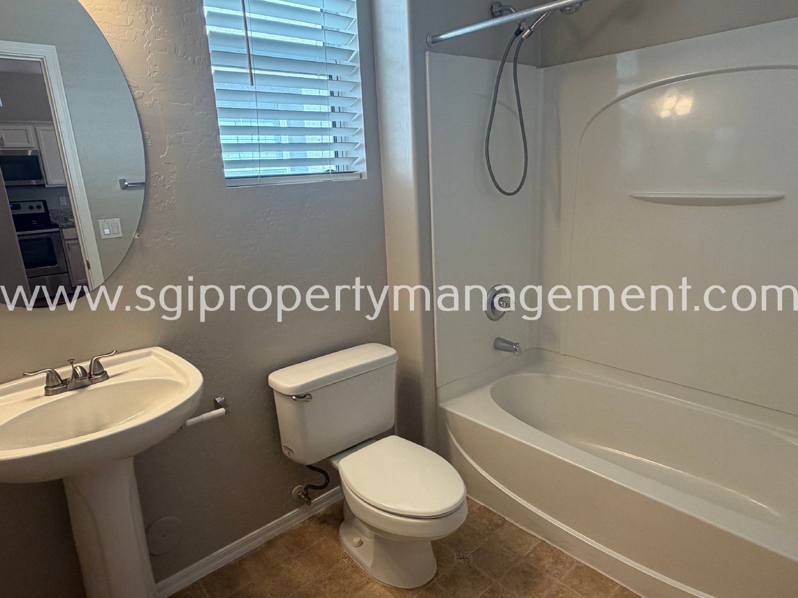 BEAUTIFUL 3 BEDROOM TOWNHOUSE AND COMMUNITY POOL! property image