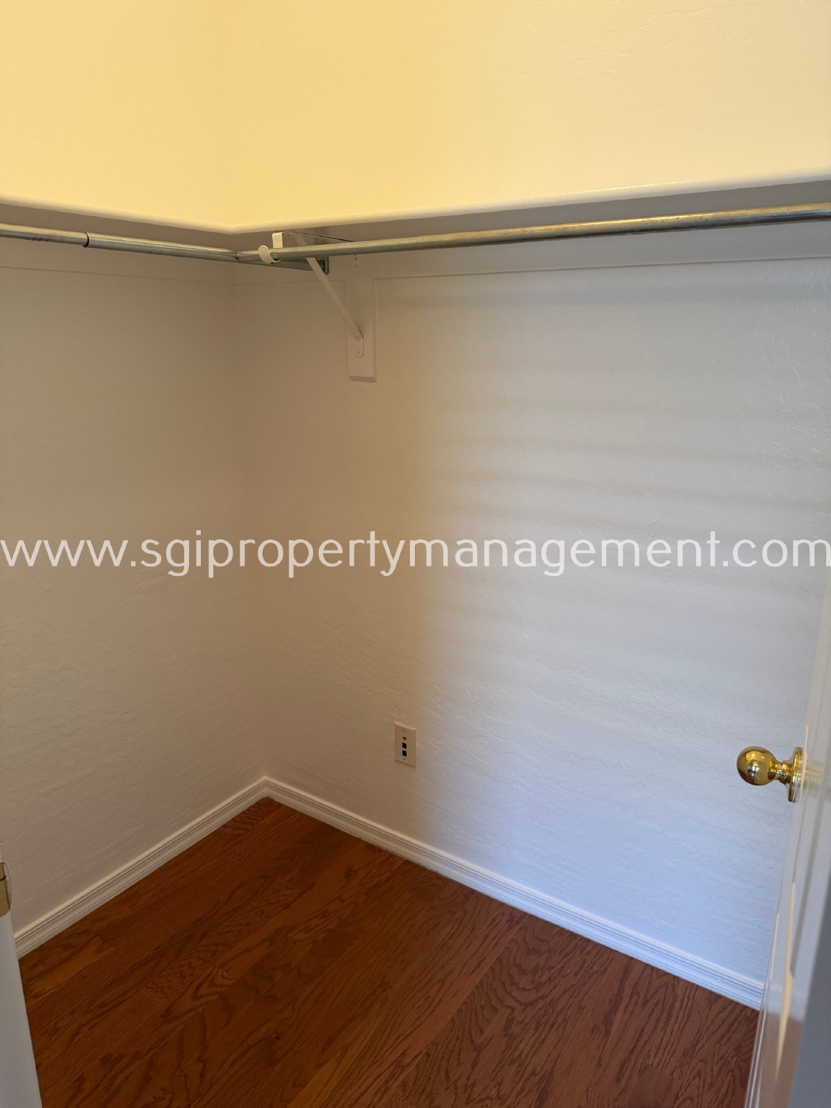 BEAUTIFUL 3 BEDROOM TOWNHOUSE AND COMMUNITY POOL! property image