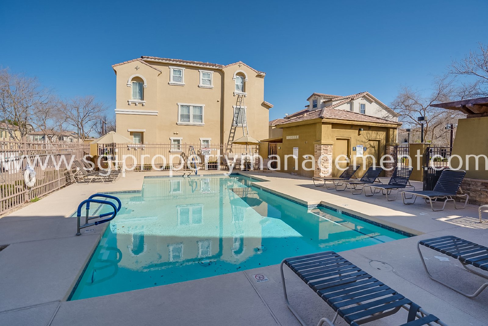 BEAUTIFUL 3 BEDROOM TOWNHOUSE AND COMMUNITY POOL! property image