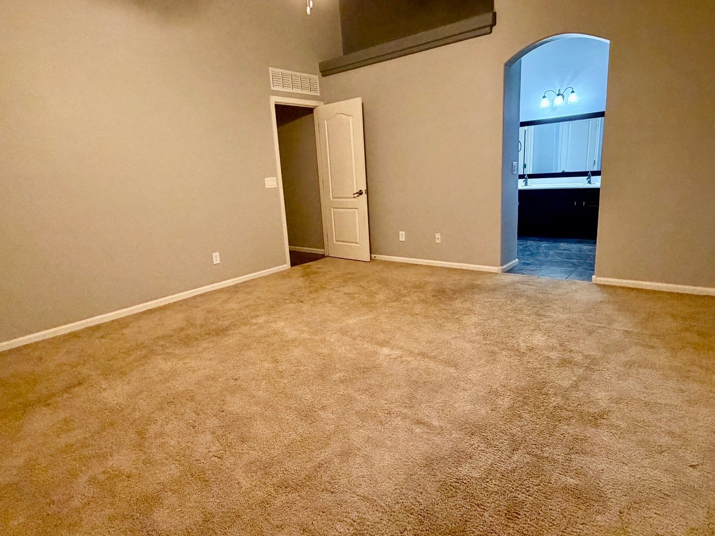 4-BEDROOM HOME CLOSE TO 303 LOOP. property image